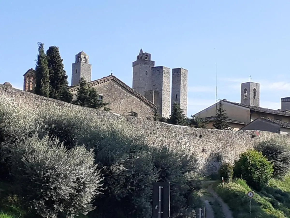 Sotto Le Mura Di Leonardo San Gimignano